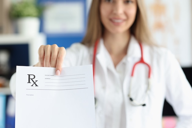 Foto médica segurando um formulário em branco de receita médica