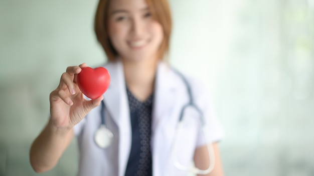 Foto médica segurar coração vermelho no hospital