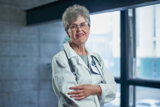 Médica sênior sorrindo no hospital