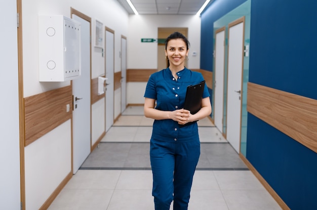 Médica sorridente posa na clínica