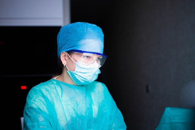 médica trabalhando com internet no hospital durante o conceito de trabalho extraordinário noturno