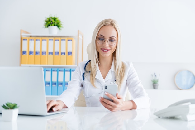 médica trabalhando no laptop em seu escritório