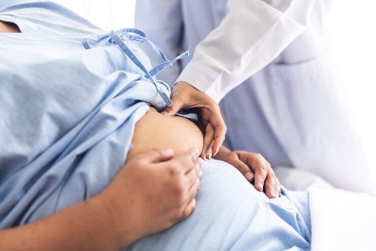 Foto médica usando a mão para segurar a gordura da barriga de pacientes obesas que receberam tratamento