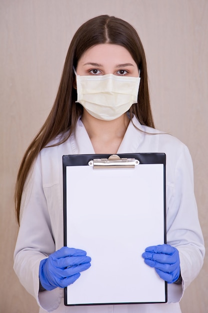 Médica usando máscara de proteção facial segurando notas.