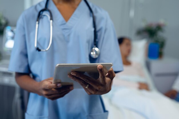 Foto médica usando um tablet digital na enfermaria do hospital