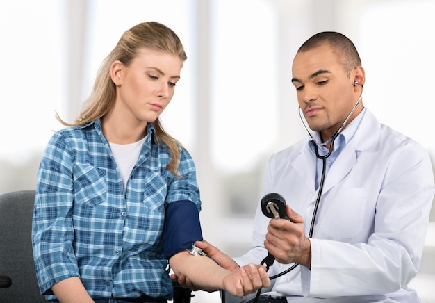 Foto médica, verificando a pressão sanguínea do jovem