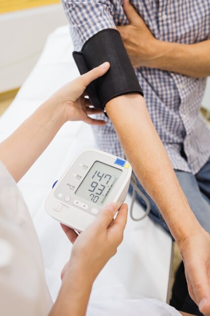 Foto médica, verificar a pressão arterial do paciente