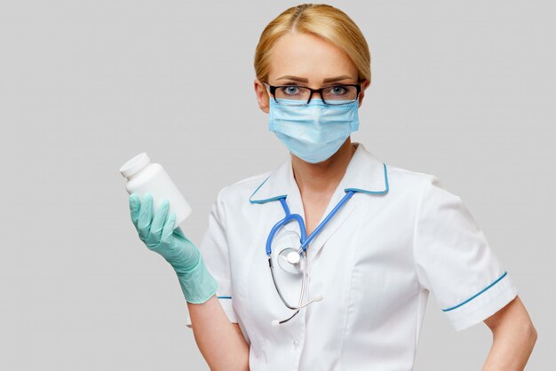Médica vestindo máscara protetora e luvas de látex e segurando a lata de comprimidos