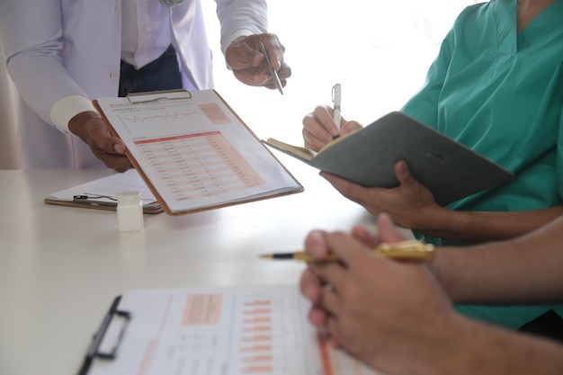 Foto medical team meeting around table in modern hospital