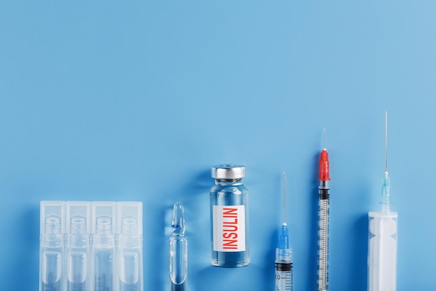 Medicamento em ampolas com agulhas de insulina e seringas para injeção subcutânea médica