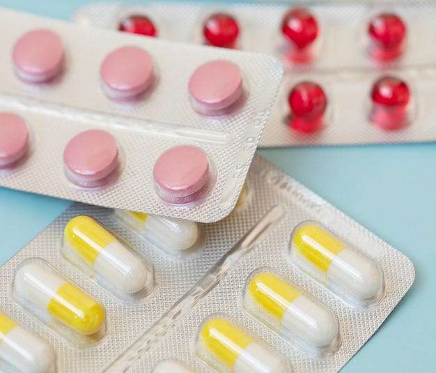 medicamentos antibióticos comprimidos medicina. Comprimidos antibacterianos coloridos em azul. Medicina pílula cápsula