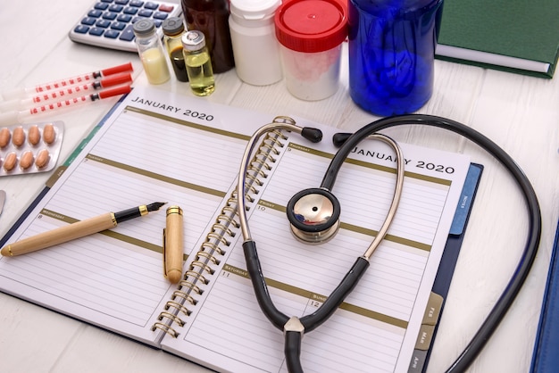 Foto medicamentos con diario sobre la mesa de cerca