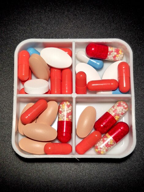 Medicamentos diferentes em recipiente de saúde