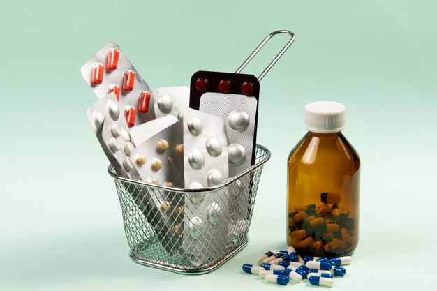 Foto medicamentos e comprimidos em um cesto para comprar