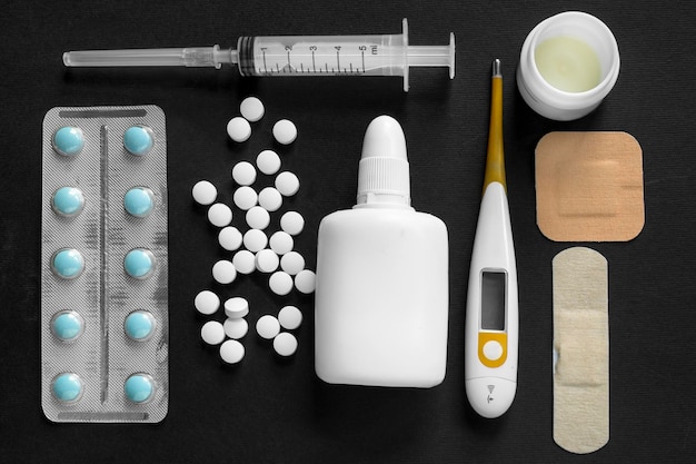 Medicamentos em fundo preto