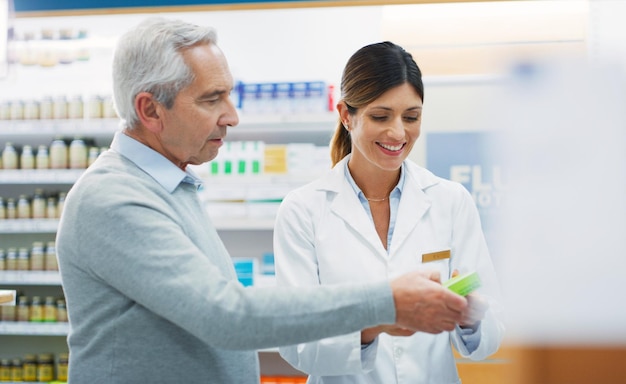 Foto medicamentos de farmacia y clientes mayores o consejos con píldoras de consulta y caja producto clínico o paquete de atención médica con suplementos farmacéuticos y decisión o lectura de información farmacéutica