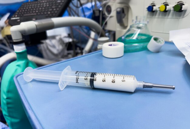 Foto medicamentos hospitalarios agujas jeringas equipo médico en un entorno clínico enfocado inyección conveyi