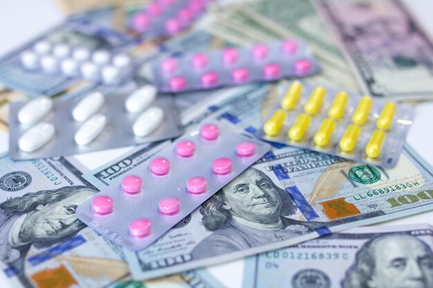 medicamentos y píldoras con dólares dinero concepto de alza de precios de medicamentos farmacéuticos