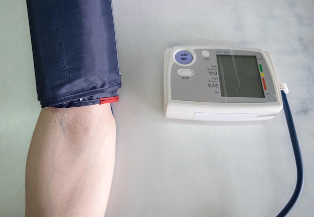 Medição de pressão arterial com braço