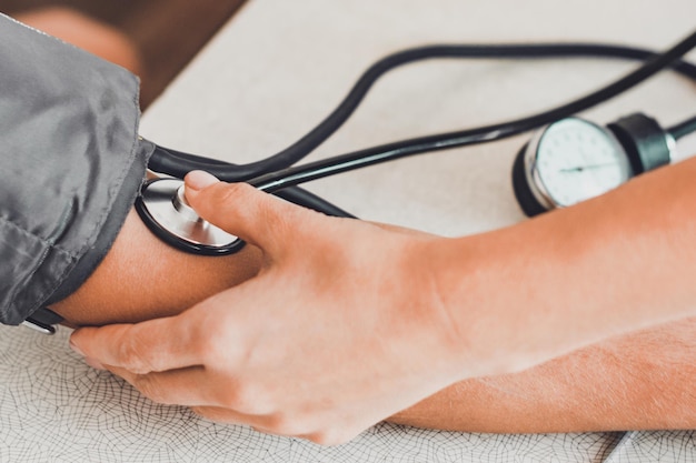 Foto medição do coração e da pressão arterial usando um paciente e um médico tonômetro