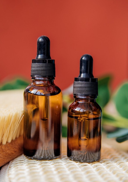 Medicina alternativa Una botella de cosméticos orgánicos naturales con aceite Aromaterapia y masaje Productos para el cuidado de la piel y cosméticos de spa en una mesa de madera