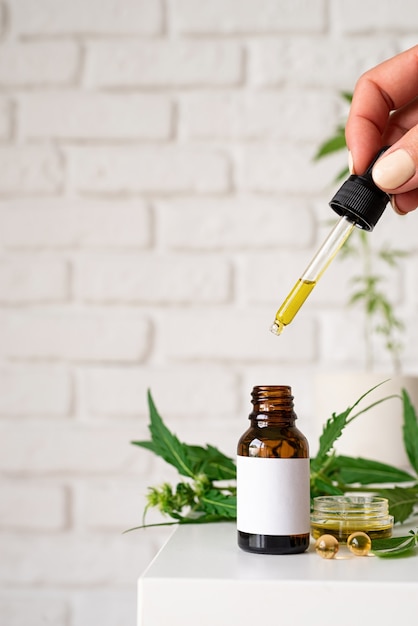 Medicina alternativa, cosméticos naturais. óleo cbd e cannabis deixa cosméticos vista frontal, espaço de cópia, design de simulação