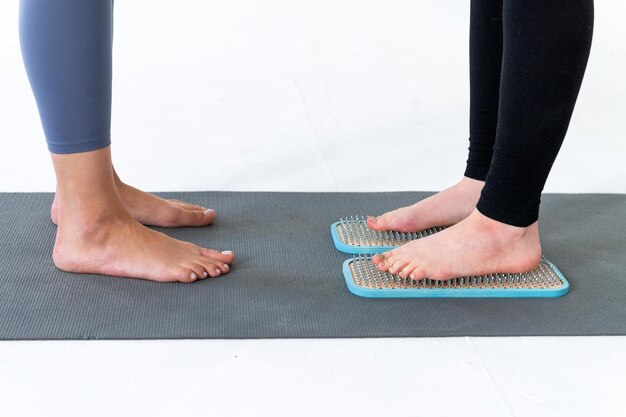 Foto medicina alternativa e prática de mindfulness em pé em uma tábua de sadhu com unhas descalças