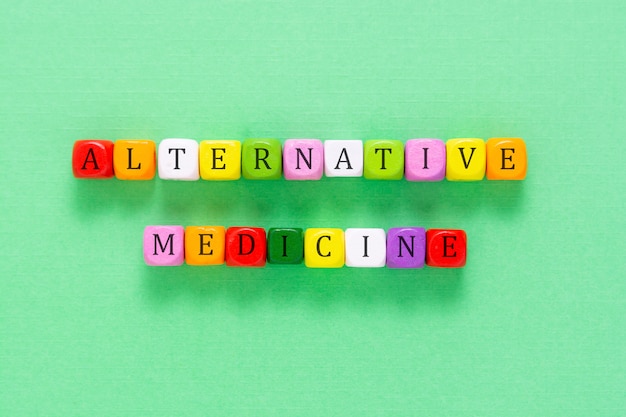 Medicina alternativa escrita com cubos coloridos