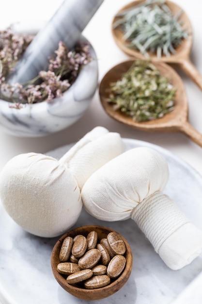 Medicina alternativa, naturopatía y suplemento de pastillas dietéticas. Remedio herbario y plantas.