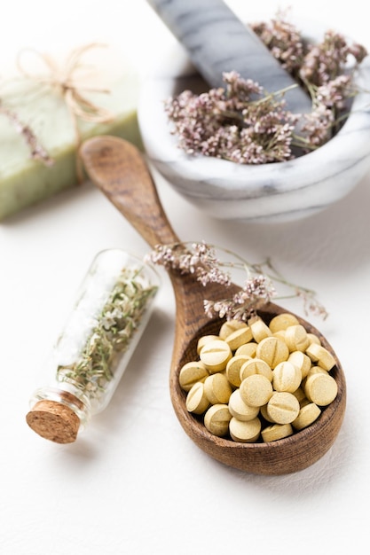 Medicina alternativa, naturopatía y suplemento de pastillas dietéticas. Remedio herbario y plantas.