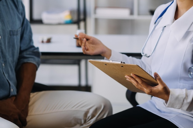 Medicina, atención médica y concepto de personas, doctora con computadora de tablet pc, hablando con una paciente sonriente en el hospital