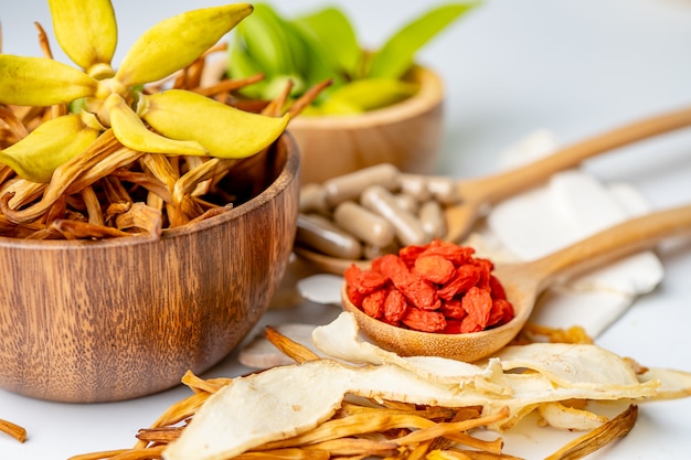 Foto medicina china de hierbas con bayas de goji para una buena salud.