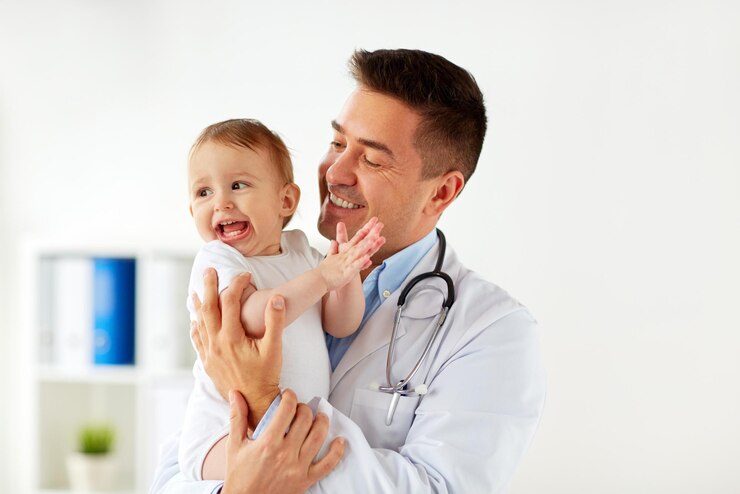 Foto medicina, cuidados de saúde, pediatria e conceito de pessoas - médico ou pediatra feliz segurando o bebê em exame médico na clínica