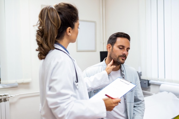 Medicina de saúde e conceito de exame médico médico ou enfermeiro verificando as amígdalas do paciente no hospital Endocrinologista examinando a garganta do jovem na clínica