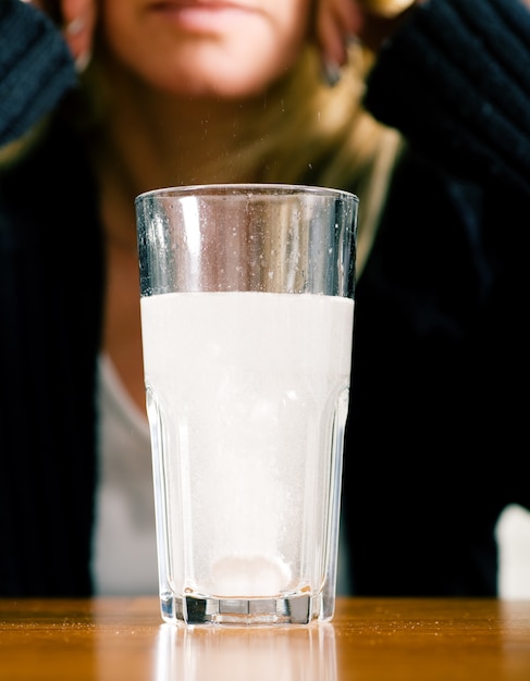 Medicina espumosa en un vaso