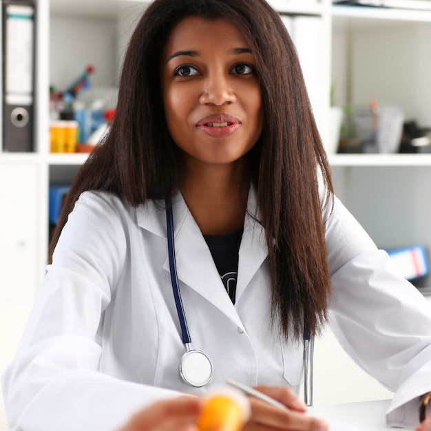 Medicina feminina médico mão segure