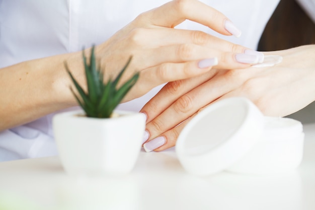 Medicina de hierbas. The Scientist, Dermatologist Make The Organic Natural Herb Cosmetic Product in The Laboratory. Concepto de belleza cuidado de la piel saludable. Crema, Suero.