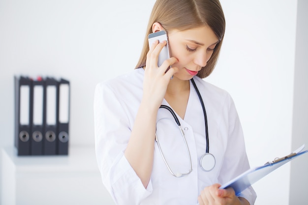 Medicina. Joven doctora en clínica moderna