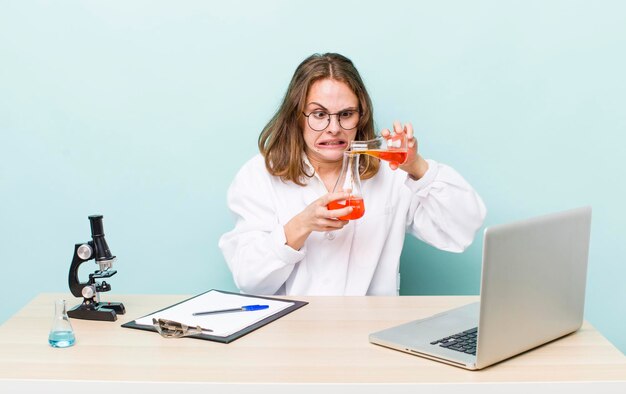 medicina o ciencia bonita estudiante mujer