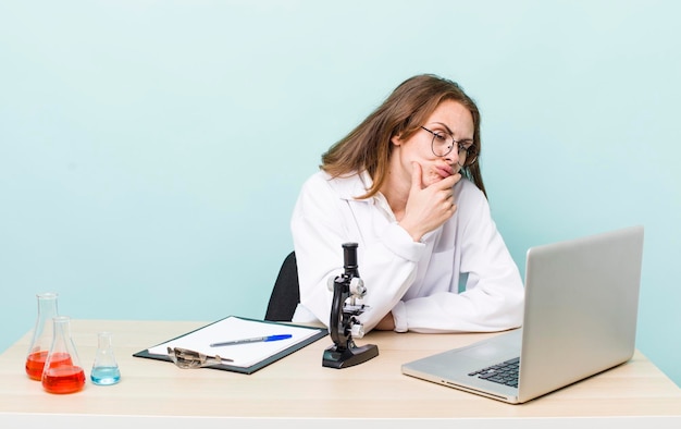 Medicina ou ciência estudante bonita mulher