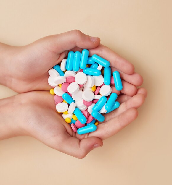 Medicina pastillas o cápsulas en la mano. Concepto de medicina y salud.