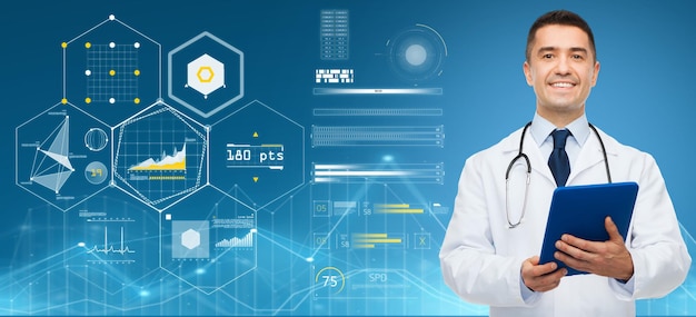 medicina, pessoas e conceito de saúde - médico sorridente com prancheta e estetoscópio sobre fundo azul e gráficos virtuais