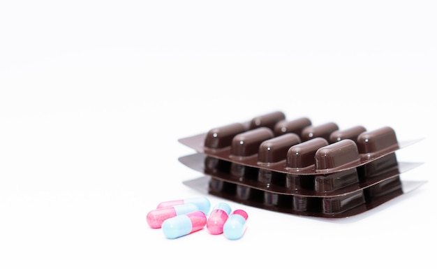 La medicina de las píldoras de la cápsula usa el fármaco para tratar con receta médica en la pila de paquete con espacio de copia