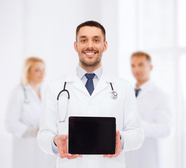 Medicina, profesión y concepto de atención médica: médico sonriente con tableta y estetoscopio