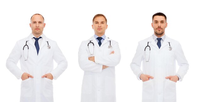 medicina, profissão e conceito de cuidados de saúde - médicos com estetoscópio