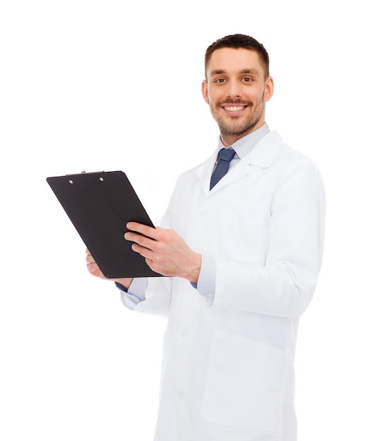 medicina, profissão e conceito de saúde - médico sorridente com prescrição de escrita de prancheta sobre fundo branco