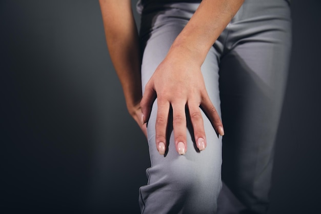 Medicina y salud. Mano de mujer en pies de dolor