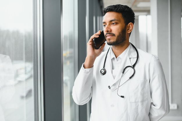 Medicina salud y personas concepto feliz médico masculino con estetoscopio y portapapeles en la clínica