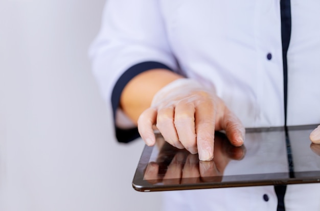 Foto medicina sanitaria por parte del médico trabajando con una tableta digital