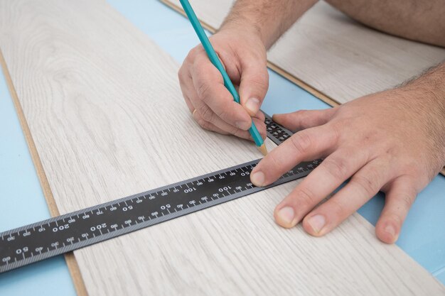 Foto medición de la renovación del piso antes de la colocación del piso laminado